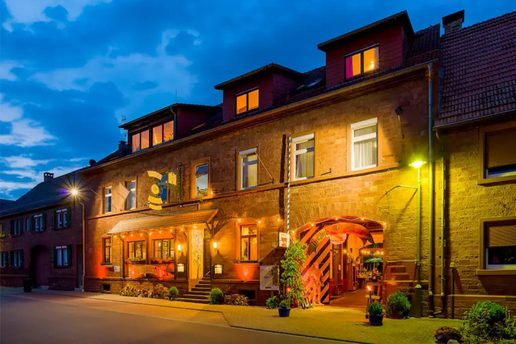 Gasthaus Hotel Drei Lilien im Lieblichen Taubertal 2 Hotel im Lieblichen Taubertal | Außenansicht Gasthaus und Hotel Drei Lilien