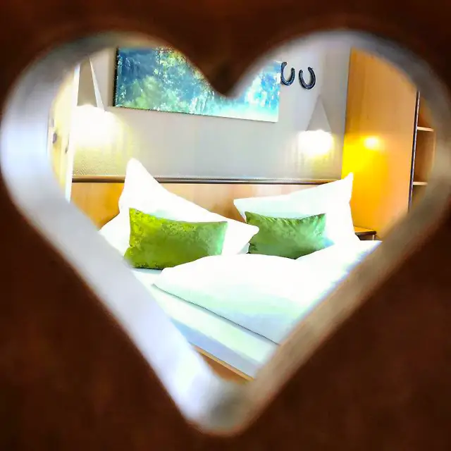 Gasthaus Hotel Drei Lilien im Lieblichen Taubertal 4 Zimmer Instagramm Herz bearbeitet