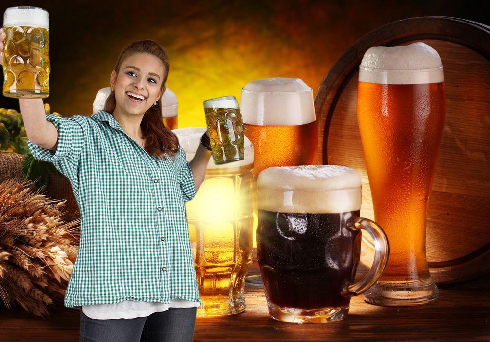 Frau Hebt Bierkrüge hoch bei der Bierparade im Gasthaus & Hotel Drei Lilien